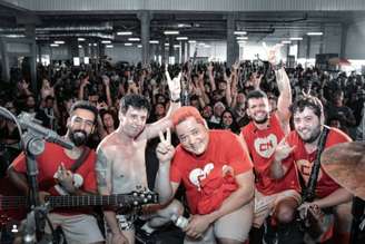 Mamonas Replay posam para foto após apresentação 