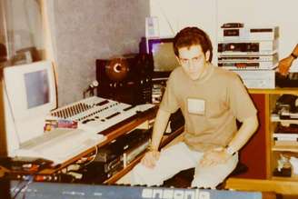 Rick Bonadio em seu primeiro estúdio, na zona Norte de São Paulo