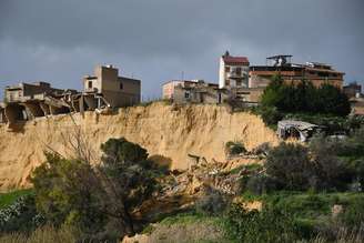 Zona vermelha em penhasco em Niscemi foi reduzida para 100 metros
