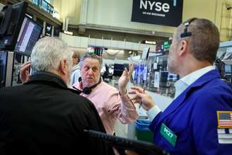 Operadores trabalham na bolsa de Nova York
27 de fevereiro de 2026
REUTERS/Brendan McDermid