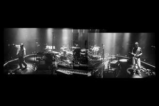 Radiohead em show em Bolonha em novembro de 2025. Banda condena uso de música em vídeo do ICE.