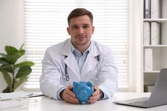 Médicos enfrentam desafios financeiros pouco discutidos, incluindo múltiplas fontes de renda, obrigações fiscais complexas e insegurança nos primeiros anos de atuação