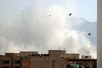 Coluna de fumaça após ataques em Teerã