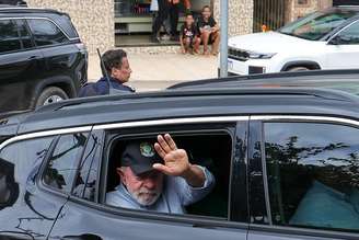 Comitiva do presidente Lula chega a escola Raymundo Hargreaves , que esta funcionando como abrigo em Juiz de Fora.