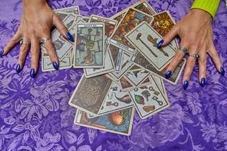 As cartas de tarot indicam movimentos, recomeços e a necessidade de clareza emocional