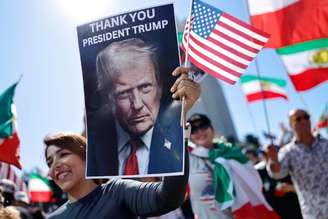 Dissidentes iranianos agradecem a Trump em manifestação em Los Angeles