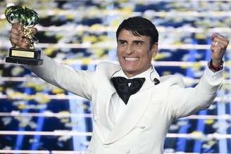 Sal da Vinci celebra título no palco do Teatro Ariston