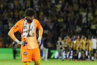Hugo Souza, goleiro do Corinthians, lamenta derrota e eliminação no Campeonato Paulista