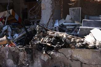 Vista da área danificada após mísseis iranianos atingirem prédios na área de Gush Dan, conhecida como Grande Tel Aviv, causando grandes danos a edifícios