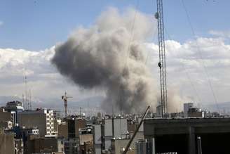 Densas colunas de fumaça se elevam sobre as áreas residenciais da capital iraniana após ataques aéreos em meio aos contínuos ataques dos EUA e de Israel, enquanto múltiplas explosões são ouvidas por toda a cidade de Teerã, Irã, em 1º de março de 2026.