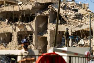 Em Tel Aviv, Israel, agentes de segurança visitam o local do ataque com foguetes ocorrido em 1º de março de 2026