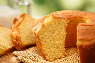 Bolo de fubá com coco