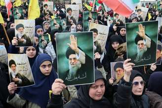 Apoiadores do Hezbollah protestam em Beirute após assassinato de Ali Khamenei