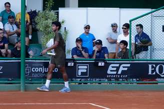 Luis Felipe Miguel com irmão ao fundo na torcida 