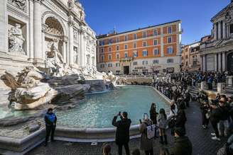 Para se aproximar da Fontana di Trevi, turistas precisam pagar 2 euros