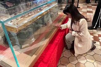 Governadora da Úmbria, Stefania Proietti, em veneração a relíquias de São Francisco