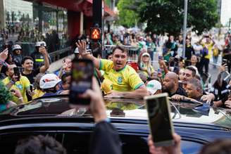 Flávio Bolsonaro discursou para apoiadores na Avenida Paulista, em São Paulo
