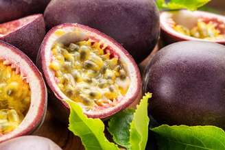 O maracujá é uma das frutas mais consumidas entre os brasileiros e oferece diversos benefícios para saúde