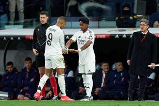 Endrick e Mbappé em ação pelo Real Madrid, em 2025; brasileiro diz ter sido aconselhado pelo ex-colega de time sobre os cuidados que deveria ter na Ligue 1