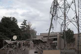 Complexos da emissora estatal do Irã foram bombardeados por Israel no último domingo, 1º; emissora voltou a ser alvo de ação militar nesta segunda-feira, 2