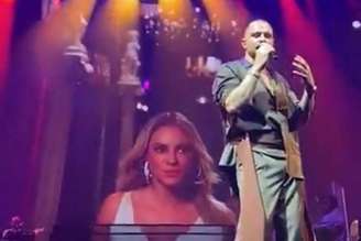 Diogo Nogueira cantando música que compôs para Paolla Oliveira