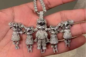 Neymar postou foto de um cordão com pingentes que homenageia cinco crianças. O jogador, no entanto, tem apenas quatro filhos