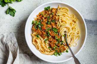 Espaguete ao molho de lentilha