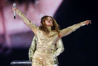 Shakira promete 'agitar' Copacabana em show em maio