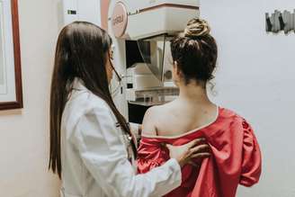 Mamografia é essencial para detectar o câncer de mama ainda em estágio inicial