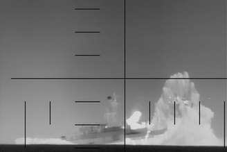 Periscópio americano mira navio iraniano antes de lançar torpedo e afundá-lo