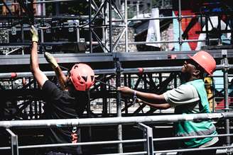 Trabalhadores montam palco para show em Turim, na Itália