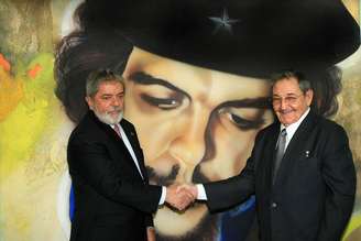 O presidente Luiz Inácio Lula da Silva (PT) e o então ditador cubano, Raúl Castro, em 2008, diante de um quadro do revolucionário comunista Ernesto "Che" Guevara em Havana