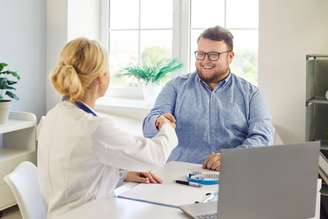 Influenciada por fatores hormonais, genéticos, emocionais e socioeconômicos, a obesidade é uma doença crônica que precisa de acompanhamento profissional