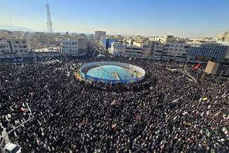 Apoiadores em ato após a morte de Ali Khamenei  em Teerã 