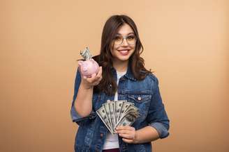 O início da vida profissional traz novas conquistas, mas também exige escolhas financeiras mais conscientes