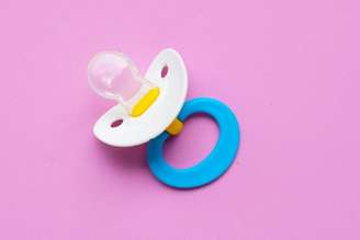 Chupeta “antiestresse” levanta questões relacionadas à saúde bucal