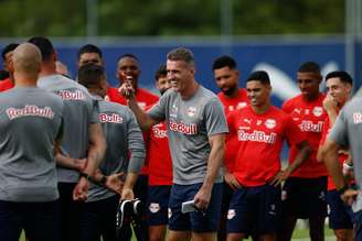 Comissão técnica e jogadores do Red Bull Bragantino. 