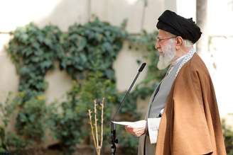 o aiatolá Ali Khamenei, que ocupava o posto de Líder Supremo desde 1989, morreu durante bombardeios de forças americanas e israelenses ao território iraniano – khamenei.ir/Wikimedia Commons