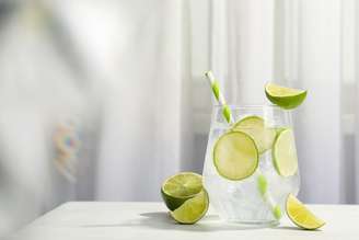 Água com limão emagrece mesmo? Nutricionista esclarece