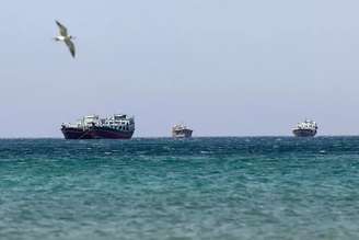 20 mil marinheiros e 15 passageiros seguem retidos na região