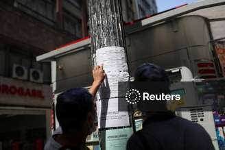 Pessoas avaliam vagas de emprego no centro de São Paulo
30/09/2020. REUTERS/Amanda Perobelli