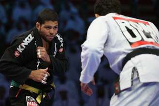 André Galvão, de preto, compete no Campeonato Mundial Profissional de Jiu-Jitsu de 2014: brasileiro é alvo de denúncias de assédio sexual por várias mulheres, incluindo uma adolescente que treinava na Atos Jiu Jitsu, escola que cofundou em San Diego em 2008 e agora tem filiais em todo o mundo. Francois Nel/Getty Images