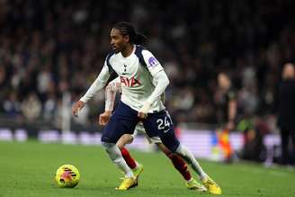 Djed Spence (Tottenham) durante jogo contra o Arsenal, no dia 22.02.2026.