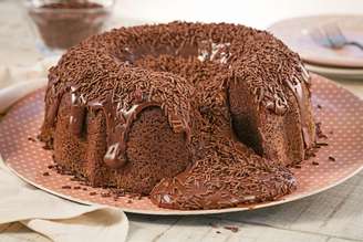 Bolo de chocolate com cobertura de brigadeiro