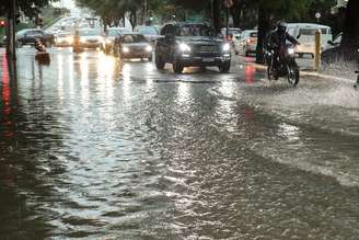 Registro de dia chuvoso na cidade de São Paulo.