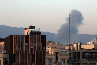Coluna de fumaça em Teerã, capital do Irã