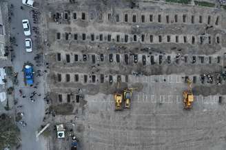 Escavação de covas para vítimas de bombardeio em escola de Minab