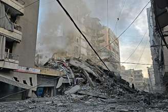 Destruição provocada por bombardeios israelenses na periferia sul de Beirute, capital do Líbano