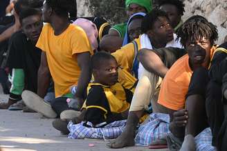 Centro de triagem de imigrantes em Lampedusa, sul da Itália