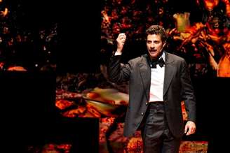 'A Vida e as Opiniões do Cavalheiro Roobertchay' é uma peça inspirada na história de Chay Suede, com algumas liberdades ficcionais